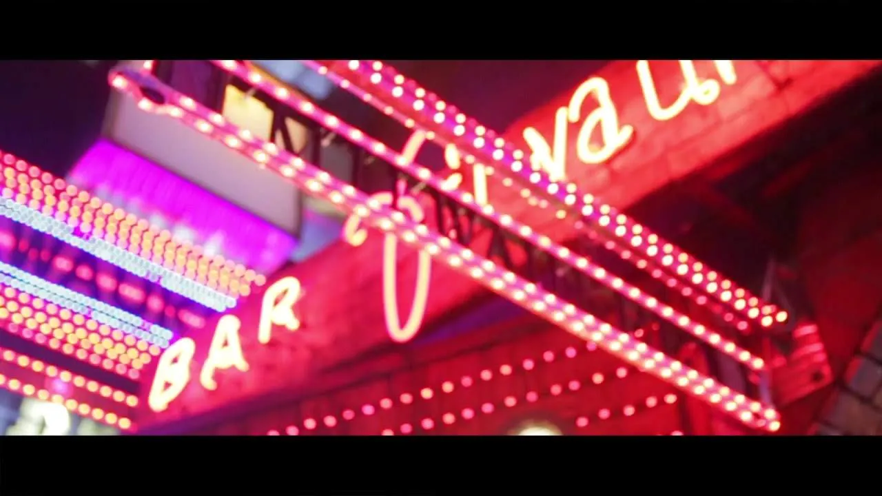 『Bad Girl』場面カット② 街のネオン